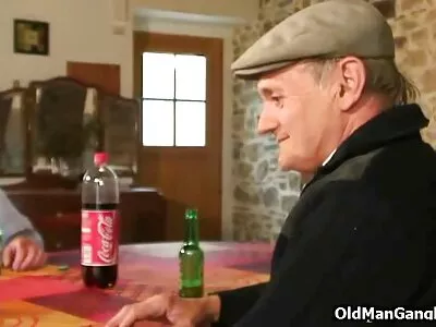 Undergiven brunett hottie ger en hardcore avsugning older sex film