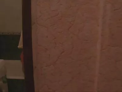 Skallig bruiser har kul fria sexfilmer med stilig brunett framför en gammal kille
