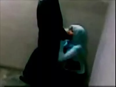Kille med sex film 70 kamera ger kuk ride till flickvän i rippade strumpbyxor