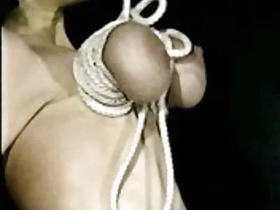 Två tatuerade lezzies har ett passionerat online pornofilms tjej-mot-tjej-roligt