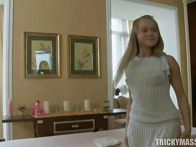 Latina hottie med stora bröst får nöje med dildo
