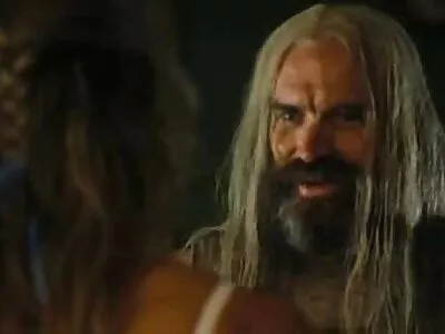 Curvy tonåring fångade onanerar medan han tittade på mogen sexfilm tarzan kille träna