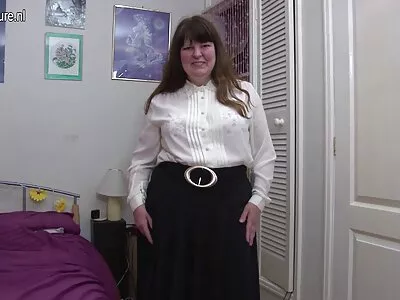 Vitrysk blond jonna sexfilm sötnos tar emot cunnilingus vid porrgjutning