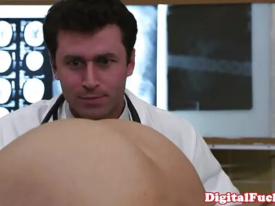 Dessa två otäcka video sex filme brudar älskar att smaka sina åsnor från hans kuk