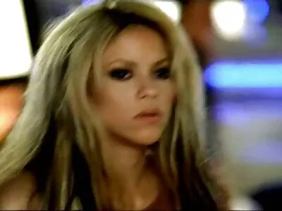 Passionerad blondin kvävs medan hon får svart soft sex film skaft