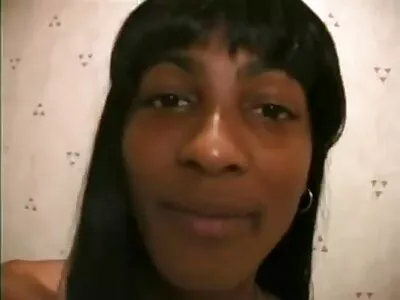 Elegant blond och svenska sexfilmer bystig brunett delar en utbuktning på soffan