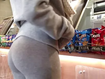 Pojke visar jävla färdigheter för styvmamma med  stora tuttar i sovrummet