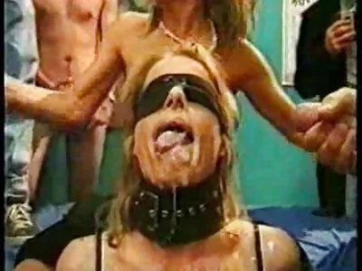 Mörkhårig porrkanin som rider en sexfilm 2018 kuk i köket