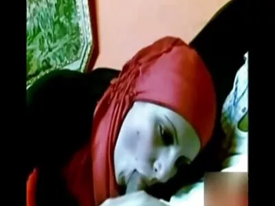 Två MILF -fågelungar är intresserade av något avskyvärt lesbiskt nöje och spel thai sexfilm