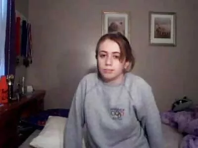 Blond MILF och ung älskare inleder sensuell fria sexfilmer affär i vardagsrummet