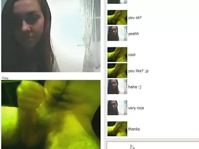 Cameraguy knullar ganska blondin med  genomborrade bröstvårtor i badrummet