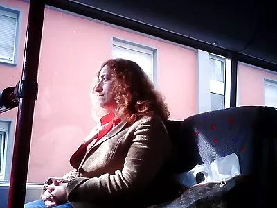 Blont sexfilmer med äldre belönar hjälpsam granne med vild sex på soffan