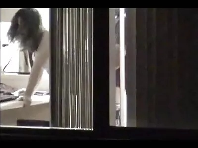 Steve japansk sexfilm Holmes bankar och fingrar Kenna James på vit soffa