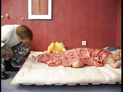 Vit porrfilm äldre gal med stor rund rumpa suger av ett svart monster