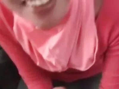 Blond ängel  med vacker stor röv erövrar hjärtan genom solo video