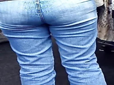 Två underbara  och kåta lesbiska börjar tunga i rosa leggings.