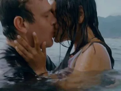 Upprymd nykomling suger strand sex film agentens boner efter en liten strippshow