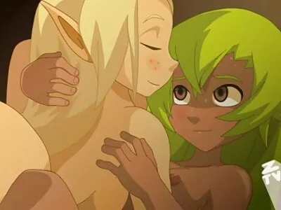 Blond hemmafru har lesbiskt sex framför mein privater sex film sin man