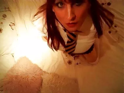 Fördärvad farmor lesbisk är kinky sexfilm ivrig efter att smaka på ung kött