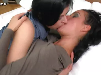Pojkvän tillfredsställer chick till orgasm för att vara privata sexfilmer otrogen
