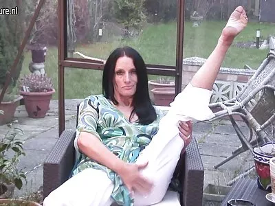 Mannen suger strapon medan han borrar porno video sex film frun i trekant