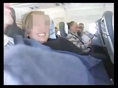 Två flickvänner har lite lesbiskt kul med varandra