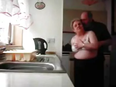 Stud kommer till toaletten där tjejen i rutig skjorta extreme sex film serverar kuk