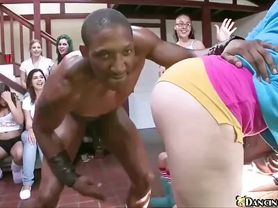 Regissören åtnjuter otäckt analsex gamla svenska sexfilmer med stor assed Ebony hora
