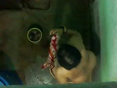 Bystig sexi sex film brunett MILF med tatuerad kropp rider ung krossens kuk