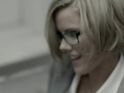 Kontorsdamen kommer att göra allt som krävs för sex film dad att tillfredsställa sin chef