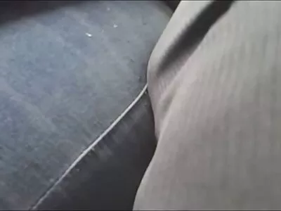 Unga stud knallar flickväns heta styvmamma i porrfilm äldre damer vardagsrummet